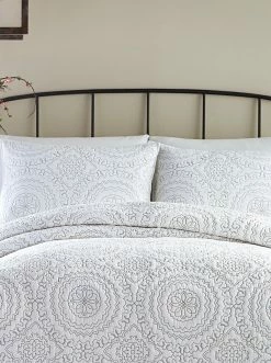 Peking Handicraft Medallion T Coverlet